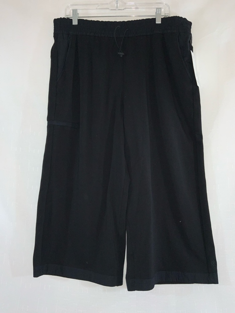 422 NEW! Athleta Triumph Hybrid Wide Leg Black Cropped Capri Pants w/ Pockets - Picture 3 of 14